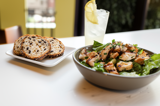 Quinoarolle & Caesar-Salat mit gegrilltem Hähnchen